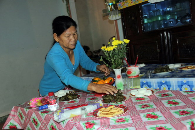 Mâm cúng đơn giản nhà bà Nguyễn Thị Điền - Ảnh: Trường Trung