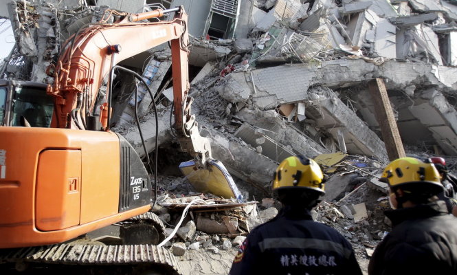 Các nhân viên cứu hộ tập trung tại khu vực tòa nhà 17 tầng bị sụp đổ ngày 8-7 - Ảnh: Reuters