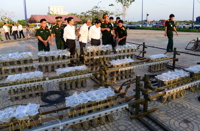Chủ tịch UBND TP HCM Nguyễn Thành Phong tặng quà cho các pháo thủ và thăm trận địa pháo bông tầm cao tại khu vực đầu đường hầm sông phía quận 2 - Ảnh: TTD