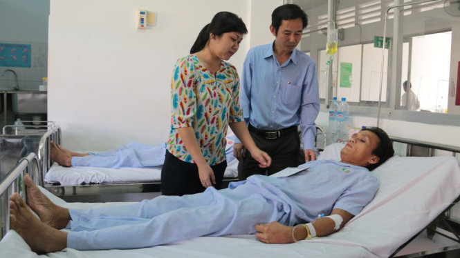 Trao quà cho anh Hà Văn Huỳnh (Cần Thơ) một mình nằm điều trị tại phòng hồi sức cấp cứu - Ảnh: Tiến Long