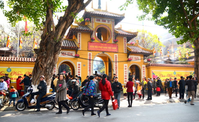 Người dân đi lễ chùa Quán Sứ - Ảnh Phạm Tô Chiêm