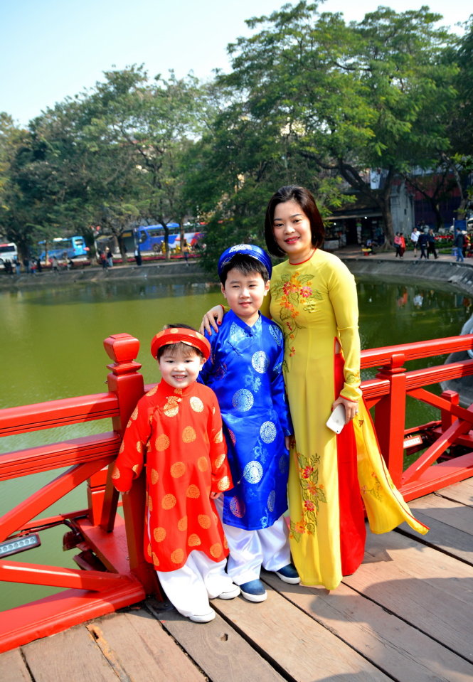 Mẹ con trên cầu Thê Húc - Ảnh Phạm Tô Chiêm