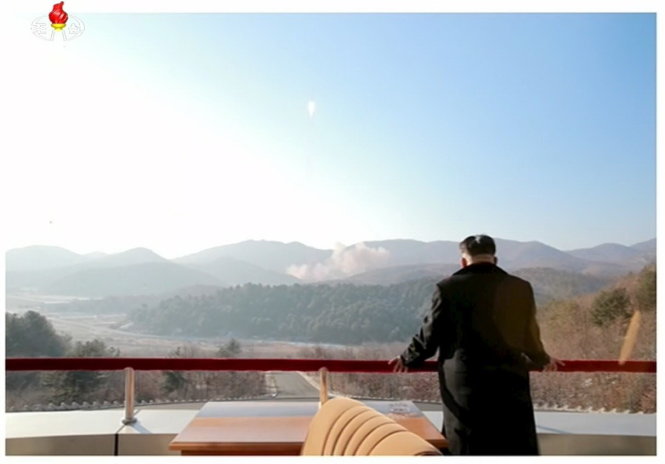 Hình ảnh do đài KCNA công bố cho thấy nhà lãnh đạo Kim Jong-Un quan sát vụ phóng tên lửa - Ảnh Reuters