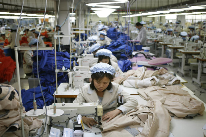 Các công nhân CHDCND Triều Tiên đang may áo khoác tại một nhà máy của doanh nghiệp Hàn Quốc ở khu công nghiệp Kaesong - Ảnh: AP