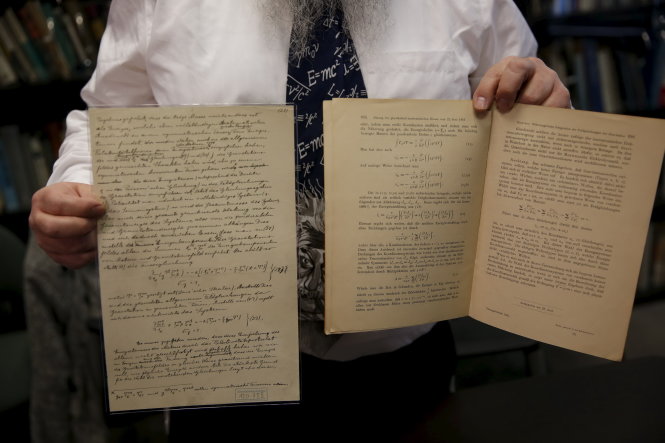 Ông Roni Gross, giám đốc Thư viện  Albert Einstein thuộc ĐH Hebrew ở Israel giới thiệu các tài liệu của Einstein về sóng hấp dẫn do ông tiên đoán 100 năm trước - Ảnh: Reuters