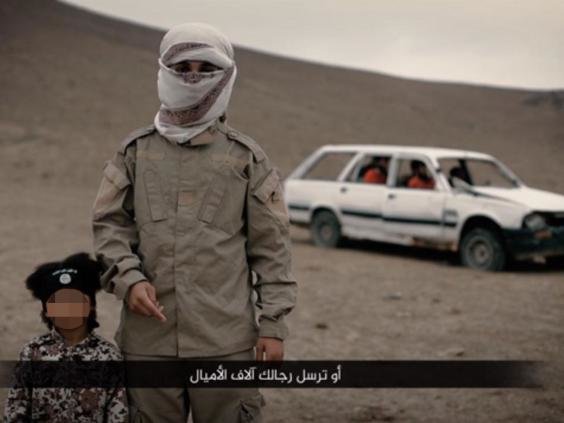 Isa Dare và một phiến quân IS chưa xác định danh tính được cho cũng là một thiếu niên người Anh trong đoạn video tuyên truyền IS mới tung ra - Ảnh: Independent