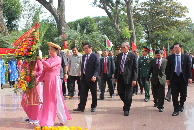 Lãnh đạo tỉnh dâng hoa tại tượng đài Hoàng đến Quang Trung - Ảnh: Xuân Nguyễn