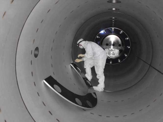 Một kỹ thuật viên làm việc trong cỗ máy dò laser LIGO đã phát hiện ra sóng hấp dẫn - Ảnh: Reuters