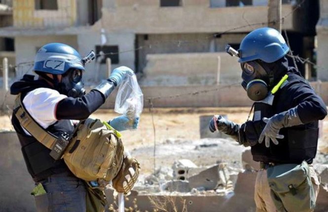 Hai thành viên nhóm điều tra Liên Hiệp Quốc thu thập chứng cứ của một vụ tấn công bằng vũ khí hóa học ở Ain Terma, Syria - Ảnh: Washington Times