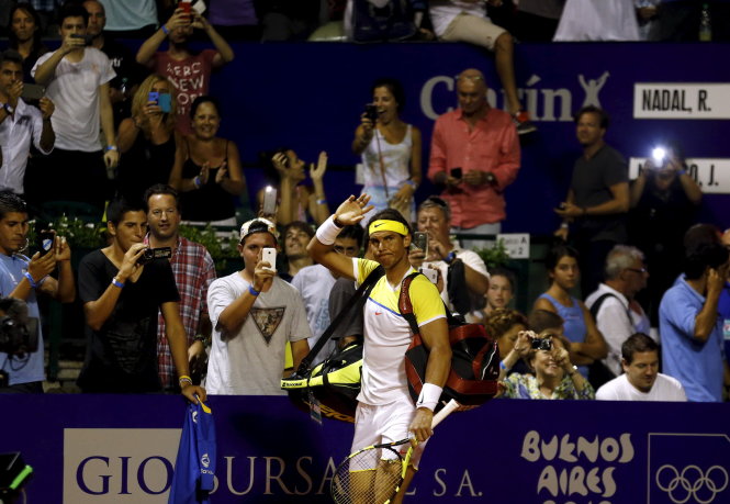 Nadal vẫy tay chào khán giả sau chiến thắng trước Monaco. Ảnh: Reuters