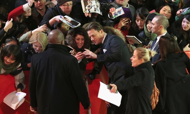 Nam diễn viên Channing Tatum chụp ảnh cùng người hâm mộ - Ảnh: Getty Images