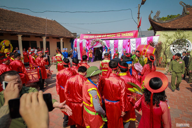 Đúng 11 giờ, đoàn rước quay trở lại đình làng và tập trung trước khu vực làng cỗ ngọc tế thánh - Ảnh: Nguyễn Khánh
