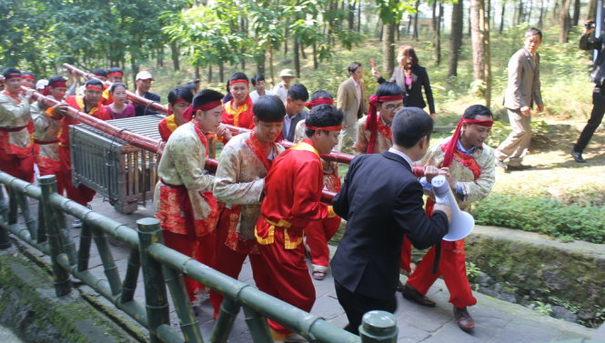 Rộn ràng lễ dâng bánh chưng tri ân thân mẫu Chủ tịch Hồ Chí Minh - Ảnh: Doãn Hòa