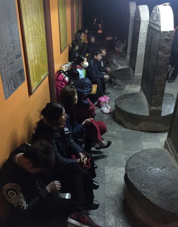Cũng vì đến lễ chùa từ rất sớm nên mới 4g sáng đã có nhiều du khách mệt mỏi, tranh thủ ngủ bù ngay ở bên sảnh chùa Thiên Trù