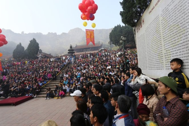 Hàng ngàn du khách thập phương đã về dự lễ khai hội trước sân chùa Thiên Trù