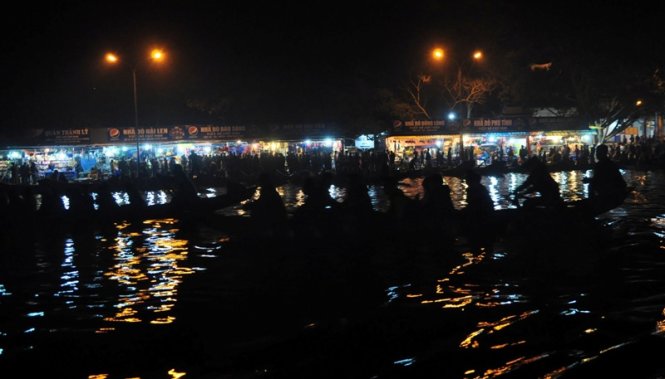 Nhiều du khách chấp nhận xuống đò xuôi suối Yến từ 3g sáng mùng 6 Tết để tránh cảnh chen lấn trong lễ khai hội chùa Hương