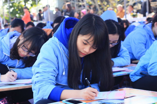 Gần 400 học sinh giỏi trên địa bàn thành phố Hải Phòng đồng loạt khai bút đầu xuân tại khu tưởng niệm Vương triều Mạc trong ngày mùng 6 Tết Nguyên đán Bính Thân - Ảnh: Tiến Thắng