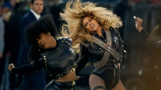 Màn trình diễn bốc lửa của Beyonce hôm 7-2 tại Super Bowl trong giờ nghỉ giải lao của trận đấu bầu dục lớn nhất nước Mỹ - Ảnh: AP