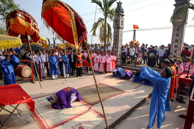 Khoảng 14 giờ chiều các bô lão trong làng bắt đầu phần tế lễ tại đình Đông Lai, phần tế lễ này kéo dài khoảng 2 tiếng