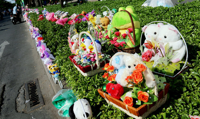 Những món quà đặt thành hàng dài trên bồn cây trên đường Nguyễn Văn Cừ trong ngày lễ tình nhân - Ảnh: Ngọc Hiển