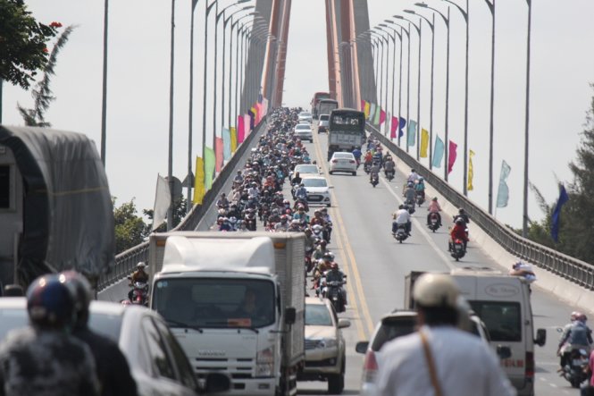 Sáng 14-2, lượng xe trên cầu Rạch Miễu, hướng từ Bến Tre đi Tiền Giang đông nghẹt nhưng không bị kẹt xe