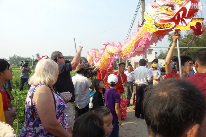 Du khách quốc tế cùng tham gia lẽ hội cầu bông với dân làng Trà Quế - Ảnh: Kim Em