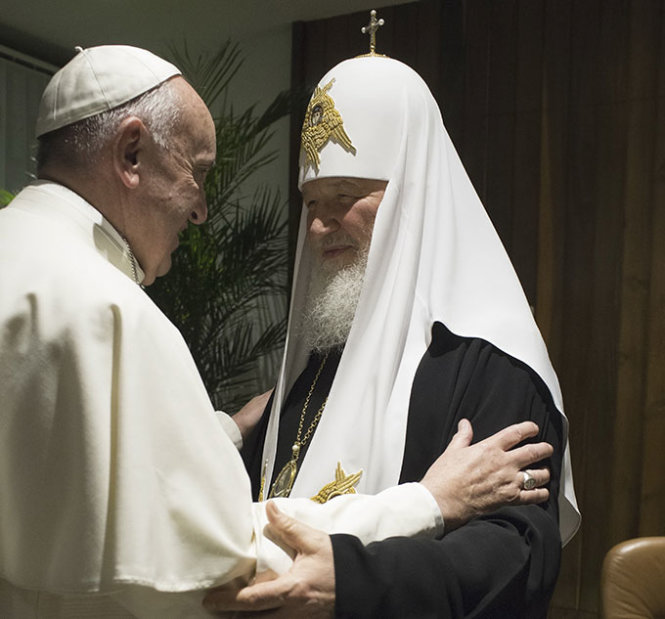 Giáo hoàng Francis (trái) và đức Thượng phụ đạo Kirill gặp nhau thân tình - Ảnh: Reuters