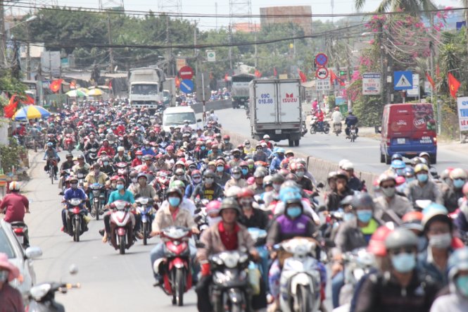 Quốc lộ 1, đoạn qua địa bàn huyện Châu Thành, tỉnh Tiền Giang ken đặc phương tiện, trong đó chủ yếu là xe máy của người dân các tỉnh miền Tây trở lại TP.HCM học tập, làm việc sau kỳ nghỉ tết