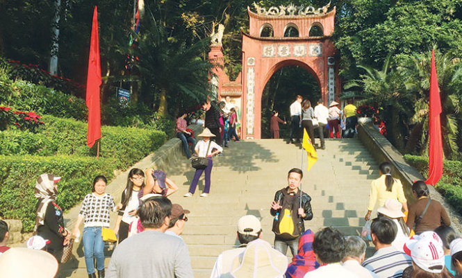 Khách tham quan đền Hùng (Phú Thọ) mùng 6 tháng giêng  - Ảnh: Khanh Nguyễn