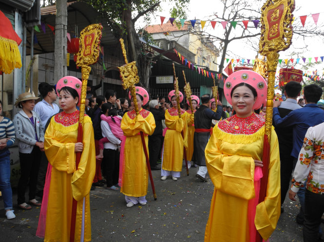 Lễ hội diễn ra từ ngày 5 đến ngày 7 tháng Giêng âm lịch. Nhiều đoàn rước thọ phải đi từ sáng sớm để kịp làm lễ tại miếu Tiên Công - Ảnh: Đức Hiếu