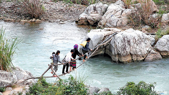 Chiếc “cầu” bằng hai sợi dây cáp mà dân bản Cu Pua đã dùng để vượt suối hơn 20 năm qua - Ảnh: Quốc Nam