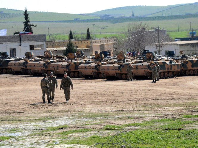 Các phương tiện chiến đấu và xe tăng của quân đội Thổ Nhĩ Kỳ trực chiến tại khu vực gần biên giới Syria - Ảnh: AFP