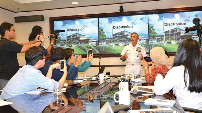 Đoàn nhà báo ASEAN trong cuộc gặp gỡ đô đốc Harry B. Harris tại trại H.M. Smith - Ảnh: Quỳnh Trung
