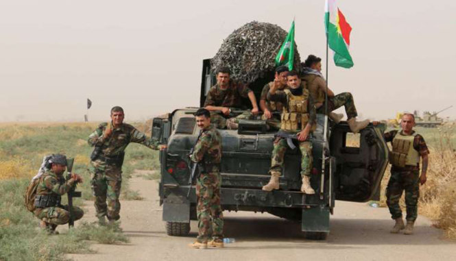 Lực lượng người Kurd bên một chiếc xe chiếm được của IS tại Iraq vào tháng 9-2015 - Ảnh: AFP