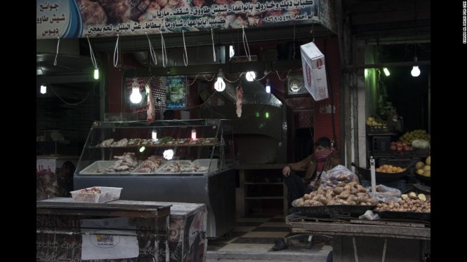 Một khu chợ ở Aleppo vẫn hoạt động và có hàng hóa, nhưng giá cả rất đắt đỏ - Ảnh: CNN