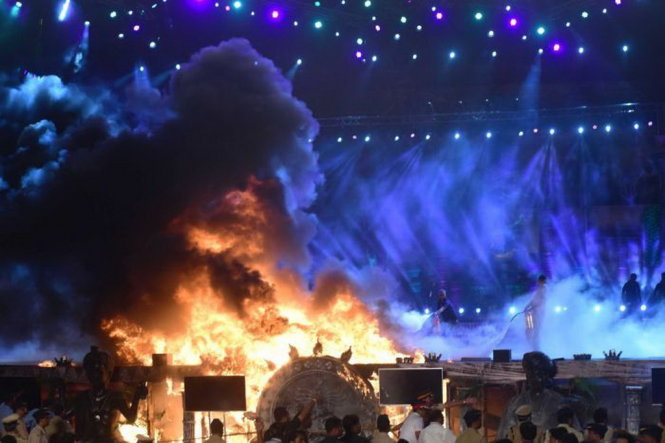 Ngọn lửa bùng lên tại khu vực sân khấu - Ảnh: AFP
