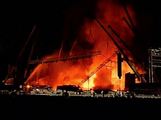 Lửa cháy sáng rực một góc trời đêm - Ảnh: AFP, NDTV