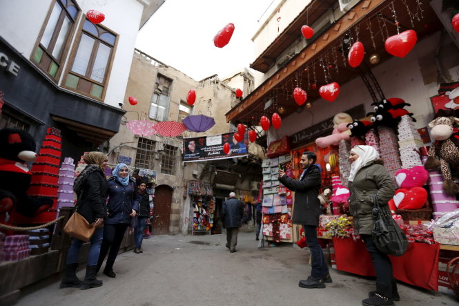 Các cửa hiệu ở phố cổ Damascus trang hoàng dịp lễ tình nhân năm nay - Ảnh: Reuters