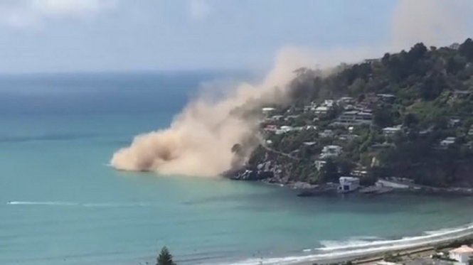 Vách đá đổ ập xuống biển sau trận động đất ngày 14-2 - Ảnh chụp từ clip