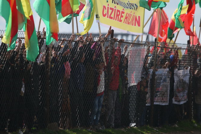Người Kurd biểu tình phản đối chính quyền Thổ Nhĩ Kỳ ở biên giới Thổ - Syria - Ảnh: Reuters