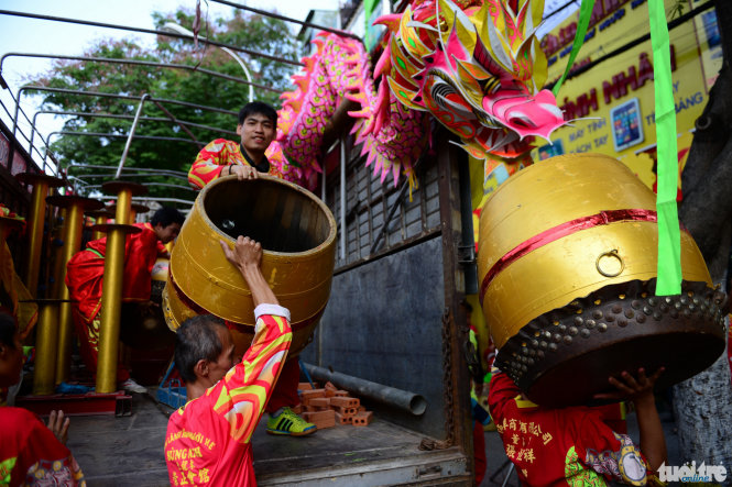 Mỗi lần biểu diễn thành viên trong đoàn phải khiêng lên, khiêng xuống cả một xe tải đồ nghề - Ảnh: Thanh Tùng