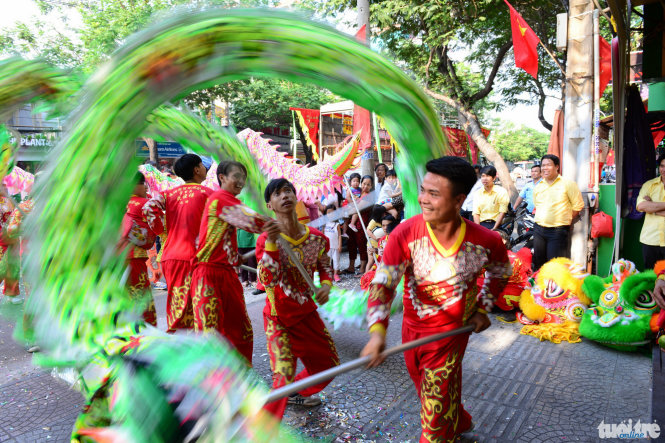 Tuỳ yêu cầu của khách hàng đoàn sẽ biểu diễn múa rồng hay không - Ảnh: Thanh Tùng