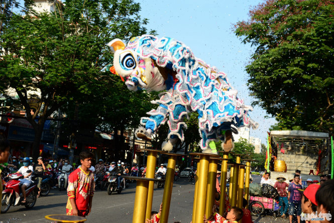 Màn múa lân mai thun đòi hỏi sự kéo léo, sức bền chỉ dành cho những thành viên nhiều kinh nghiệm. Đây là màn biểu diễn được hầu hết các nơi yêu cầu - Ảnh: Thanh Tùng