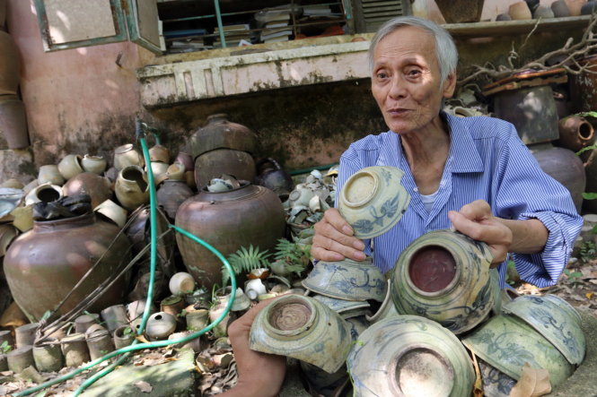 Tìm kiếm quá khứ trong đống gốm sứ bể vớt lên từ đáy sông Hương - công việc hơn mười năm qua của nhà nghiên cứu Hồ Tấn Phan - Ảnh: Thái Lộc