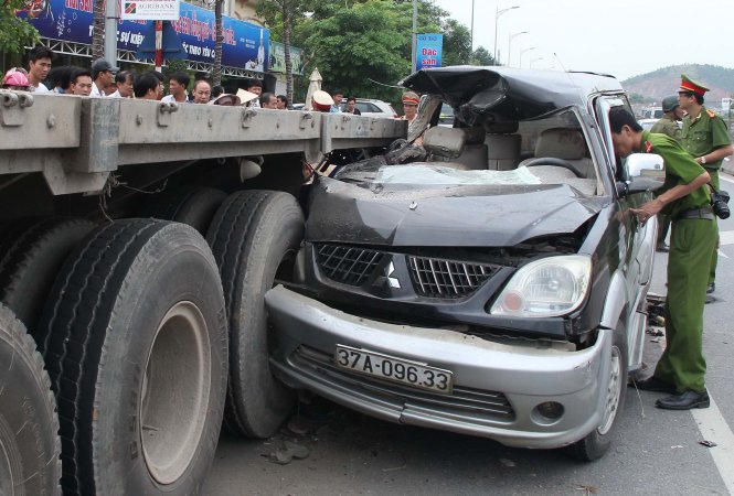 Công an xử lý hiện trường vụ tai nạn giao thông làm ba người chết ở Thanh Hóa ngày 19-7-2015 - Ảnh: Hà Đồng