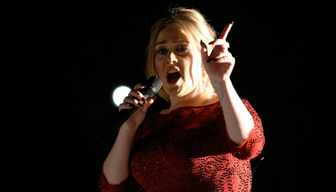 Adele trình diễn trong đêm trao giải Grammy 2016 - Ảnh: Reuters