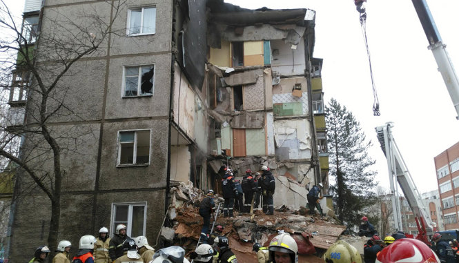 Quang cảnh vụ sụp chung cư tại thành phố Yaroslavl, Nga - Ảnh: Reuters