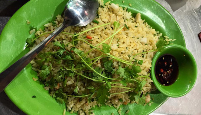 Dĩa cơm chiên hải sản mà quán hải sản Nhật Trang bán với giá 150.000 đồng cho chị Lưu Phương Mai vào tối 15-2 - Ảnh: Lưu Phương Mai