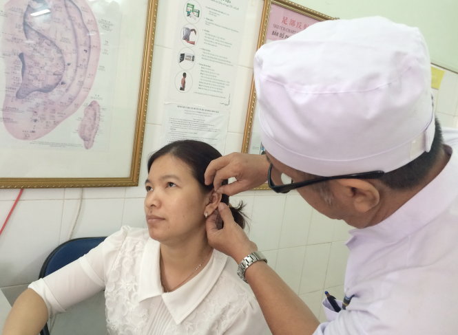 Chị Nguyễn Thị Đức Hạnh đang được nhĩ châm giảm cân tại Bệnh viện Y học cổ truyền TP.HCM - Ảnh: L.TH.H.
