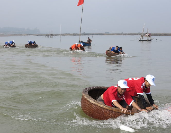 Thi lắc thúng chai trên sông nước Đà Nông - Ảnh: M.Huyền